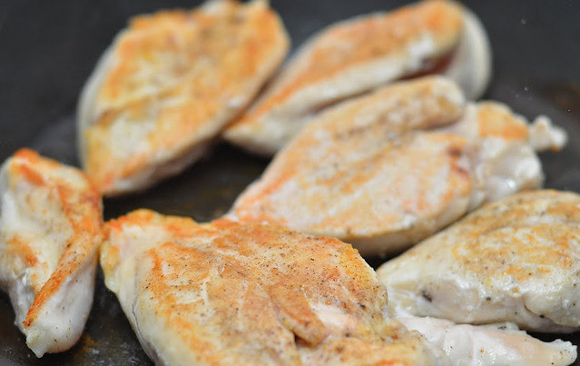 1. Этап. Курица в сырном соусе: 2. На сковороду налить немного растительного масла и отправить туда курочку. Жарить на среднем огне до готовности и появления золотистой корочки.