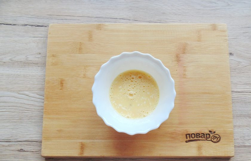 1. Этап. Салат с омлетом и яблоком: Венчиком или просто вилкой взбейте яйцо с майонезом, как на омлет.