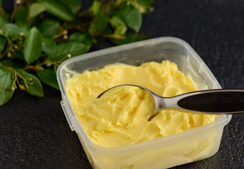 1. Этап. Сорбет из манго: Переложите сорбет в контейнер и снова заморозьте. Теперь у него останется кремовая консистенция и его легко можно набрать ложкой для мороженого.