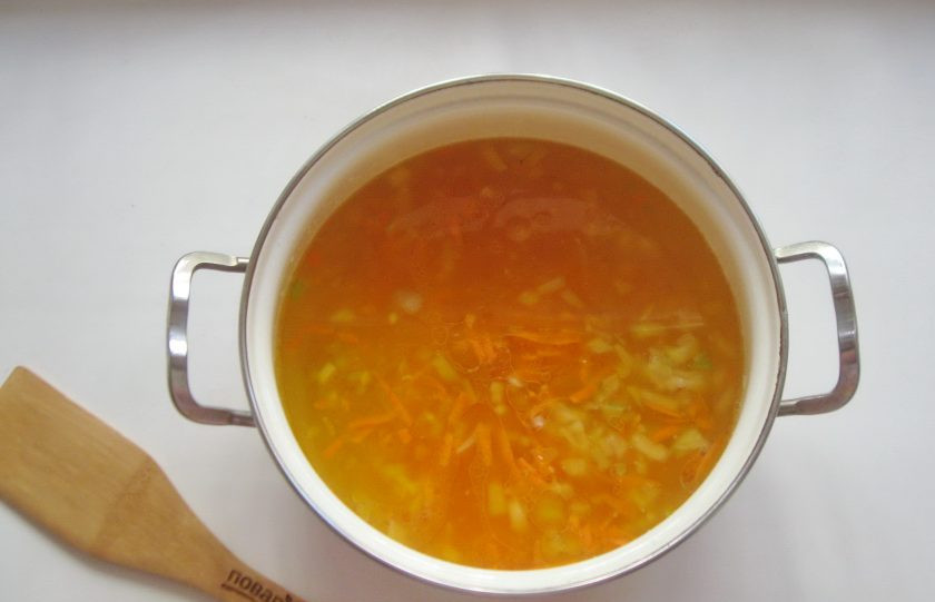 1. Этап. Борщ с вешенками: Морковь натрите на терке, а лук мелко нарежьте. Добавьте в кастрюлю.