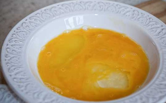 1. Этап. Кляр для куриного филе: 2. Яйца взбейте со щепоткой соли. В сухари можете добавить молотый чеснок, паприку, острый перец и т.д. при желании.