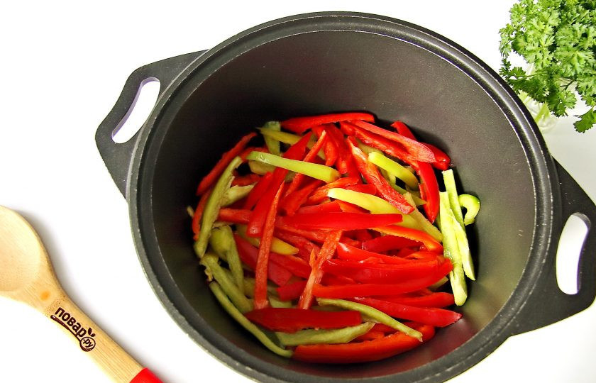 1. Этап. Лечо с петрушкой на зиму: Все ингредиенты складываем в казан или любую другую посуду с толстым дном. Перец режем соломкой, удалив предварительно семена и промыв их под проточной водой.