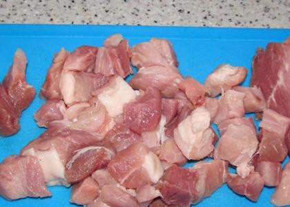 1. Этап. Свиная вырезка тушеная: 2. Нарезаем мясо на кусочки среднего размера. Я предпочитаю для тушеной свинины нарезку кубиками.