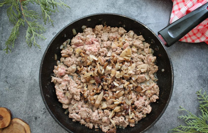 1. Этап. Мясная лазанья с грибами и соусом Бешамель: Выложите в сковороду с луком фарш и обжаривайте, перемешивая и разбивая комочки, в течение 10-15 минут. Добавьте мелко нарезанные грибы и обжаривайте еще 7-10 минут, перемешивая.