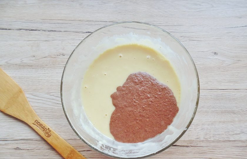 1. Этап. Торт Ай-Петри с вишней: Какао-порошок разведите в небольшом количестве молока и влейте в тесто.