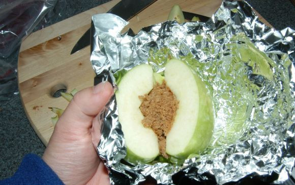 1. Этап. Запеченные яблоки с корицей: Насыпаем смесь сахара и корицы в яблоко.