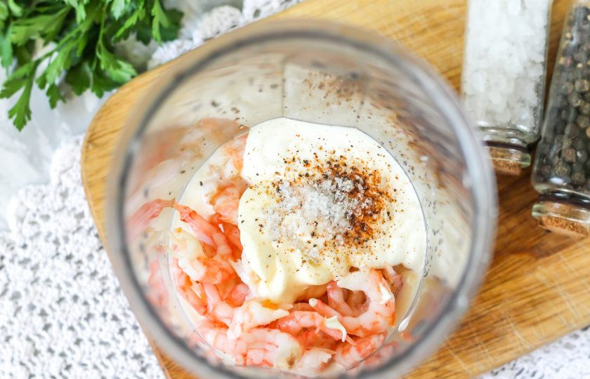 1. Этап. Креветочная паста: Пересыпьте их в глубокую миску или емкость для блендера. Выложите туда же сметану и майонез любой жирности, но с нейтральным вкусом, не чесночным! Посолите и поперчите.