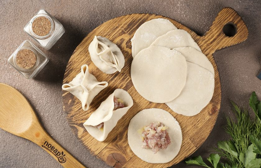 1. Этап. Манты без мантоварки: Затем раскатайте и по центру выложите небольшое количество фарша. Сформируйте манты любым удобным способом. Я сначала соединяю противоположные края к середине, а затем соединяю их по бокам.