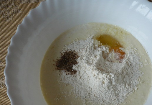 1. Этап. Отбивные из стейка индейки в кляре: Добавить к луку сметану и майонез, пробить еще раз блендером, чтобы получилась однородная кашеобразная масса. Затем разбить куриные яйца, добавить соль, перец черный молотый, муку, перемешать все до однородности, кляр готов.