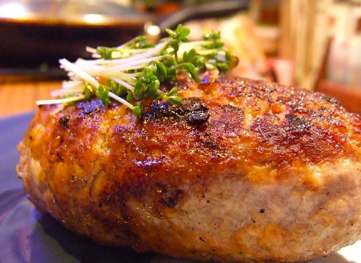 1. Этап. Котлеты с плавленым сыром: 8. Готовые котлеты выкладываем на тарелки подаем к столу с зеленью и овощами. Приятного аппетита!