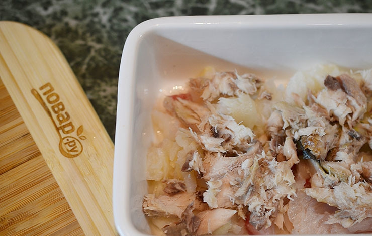 1. Этап. Пирог с рыбой и луком в горчичном соусе: Затем — половину скумбрии.