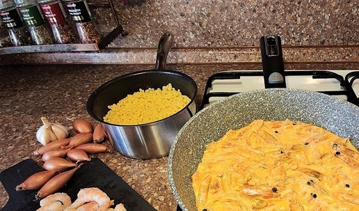 1. Этап. Птитим с креветками: Добавить сливки, соль и потомить - будет соус