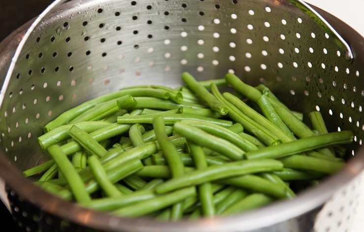 1. Этап. Стручковая фасоль с беконом: Фасоль почистить и поставить вариться на пару.