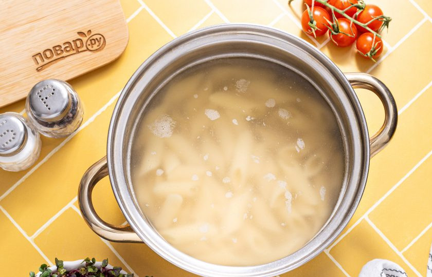 1. Этап. Макароны с куркумой: Варите почти до готовности. Время приготовления будет зависеть от того, какие вы используете макароны.