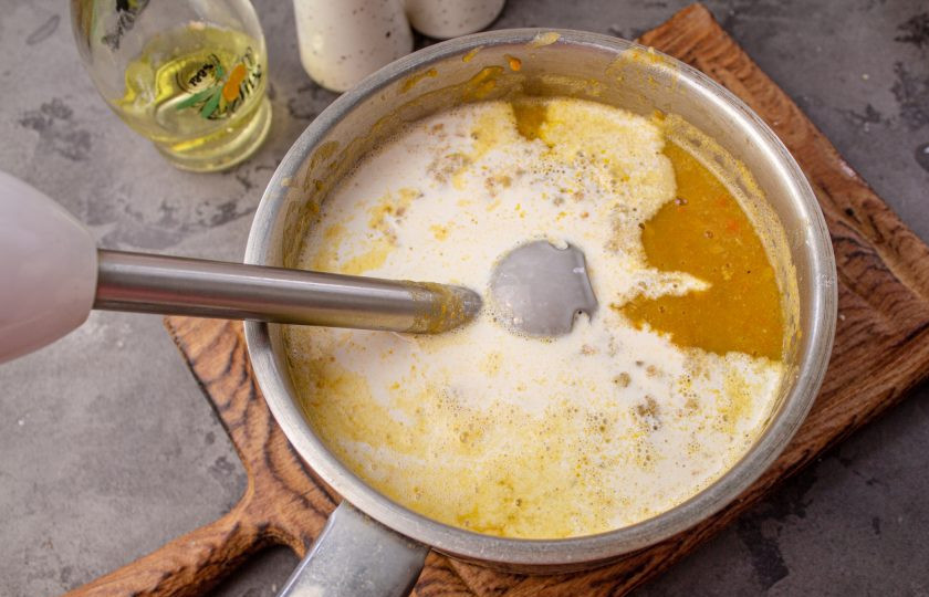 1. Этап. Суп-пюре из зеленого консервированного горошка: Добавьте соль, перец и влейте сливки. Поставьте на плиту и доведите суп до кипения. Количество сливок регулируйте от желаемой консистенции супа.