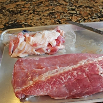 1. Этап. Фаршированная корейка: 6. Приготовьте корейку. Острым ножом снимите лишний жир.