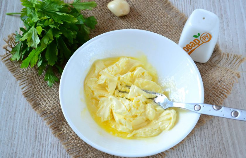 1. Этап. Чесночное масло: Хорошо разомните масло вилкой.