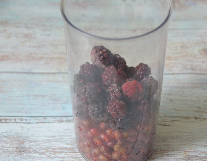 1. Этап. Смузи с гранатом: Переложите зернышки граната и ежевику в высокий стакан блендера.