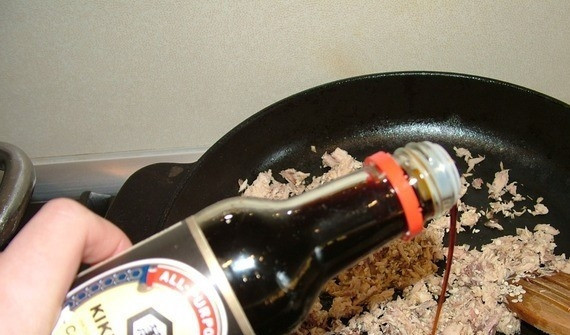 1. Этап. Роллы с тунцом консервированным: 2. На теплую сковородку нужно налить немного кунжутного масла. Положите тунец. Поджарьте его со всех сторон на протяжении 1-2 минуты. Добавьте соевый соус и сахар. Раздавите один зубчик чеснока, отправьте его к остальным ингредиентам. Поперчите и добавите кунжут. Прогрейте примерно 2 минуты.