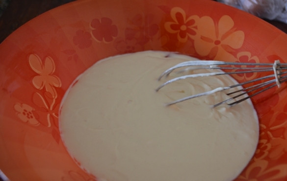 1. Этап. Рецепт теста для пиццы в мультиварке: Венчиком или миксером хорошо все перемешиваем, чтобы не было комочков. Тесто должно быть, как очень густая сметана.