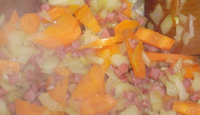 1. Этап. Суп с белой фасолью консервированной: Лук и морковь почистите, помойте и мелко нашинкуйте. Добавьте овощи к курице.