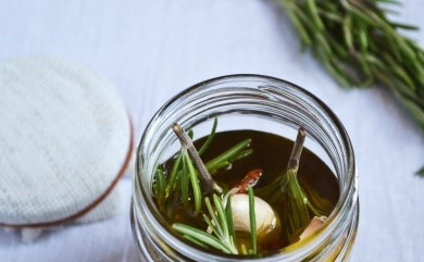 1. Этап. Масло с перцем чили: Потом добавьте чеснок, можно даже не чищенный.