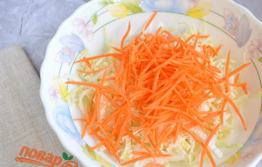 1. Этап. Легкий зимний салат: 4. Натрите на терке морковь.