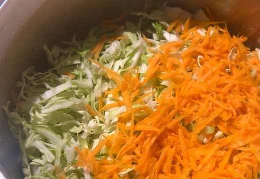 1. Этап. Утиная грудка в капусте: Капусту тонко нашинковал, морковку натер на крупной тёрке. А потом слоями выложил поверх утки. По чуть-чуть каждый слой присолил.