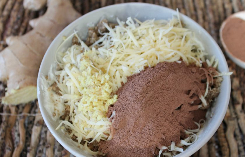 1. Этап. Сырные конфеты: Добавляем 2-3 ложки какао и тертый имбирь. Тертого имбиря примерно чайную ложку берем. Все перемешиваем и отправляем в холод на 30-40 минут.