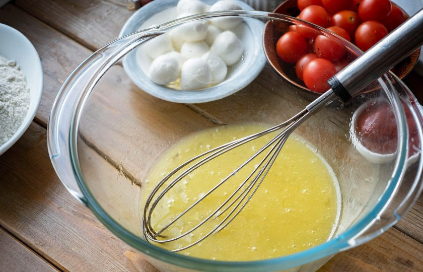 1. Этап. Пицца Сердце: В миску влейте растительное масло, вбейте яйцо, добавьте соль. Венчиком эти ингредиенты активно перемешайте.