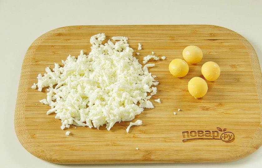1. Этап. Салат Ананас: 4. Яйца очистите, отделите белок от желтка и натрите на крупной терке.