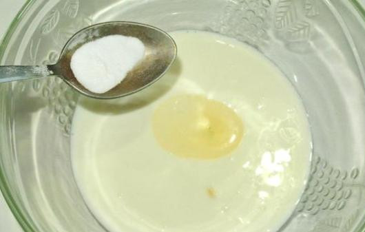 1. Этап. Пирожки из бездрожжевого теста: В теплый кефир добавьте масло, сахар и соль. Размешать.