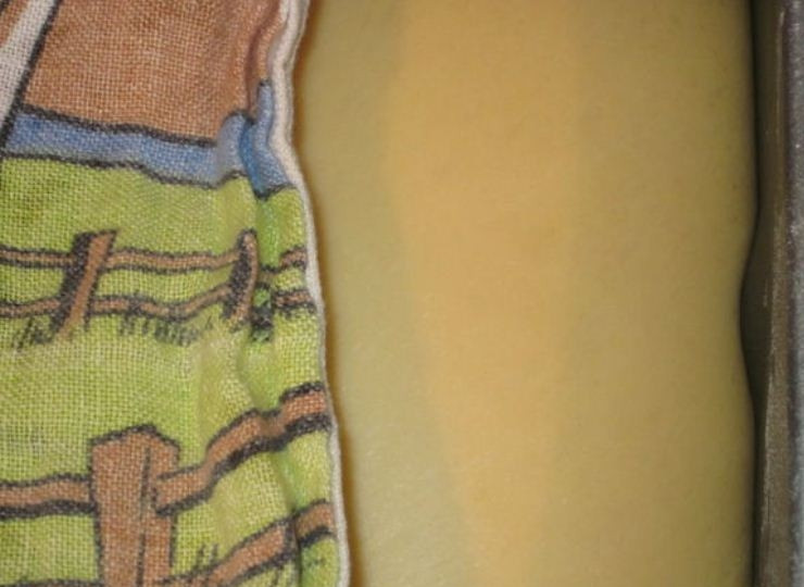 1. Этап. Пышное тесто для пирожков на молоке: Вымесите тесто на слегка присыпанной мукой поверхности вручную примерно 5-9 минут, пока тесто не станет мягким и эластичным. Поместите тесто в миску, слегка смазанную маслом, накройте влажным полотенцем и дайте настояться в теплом месте до увеличения в объеме около часа.