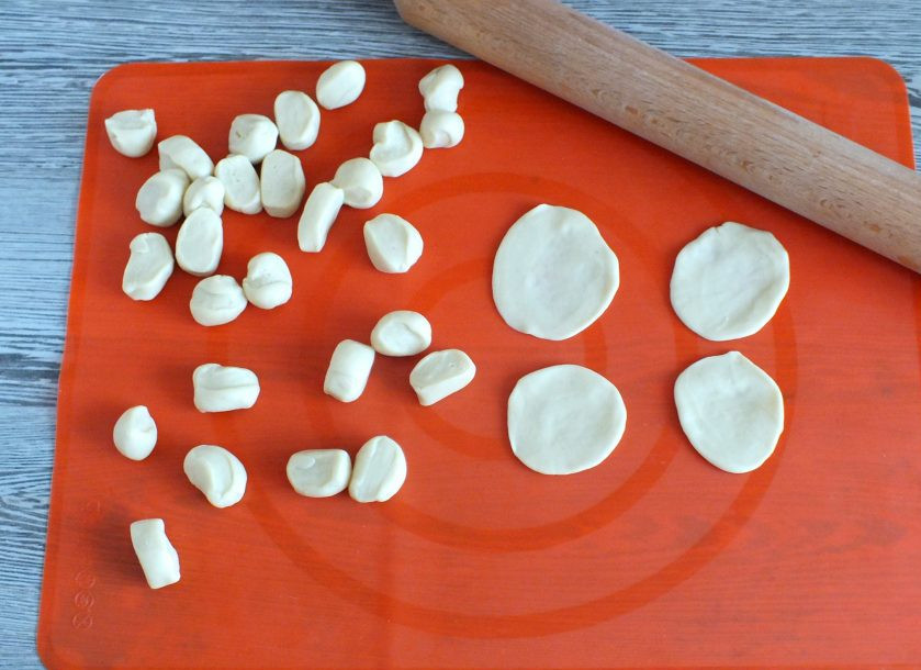 1. Этап. Пельмени из трёх видов мяса: Из заготовок раскатайте небольшие лепешечки.