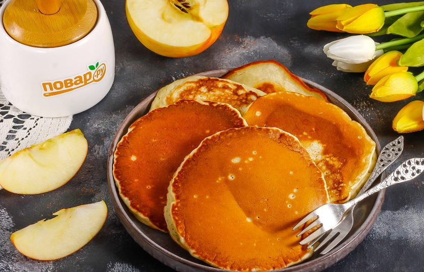 1. Этап. Панкейки на кефире с яблоками: Выложите их на тарелку и подайте к столу горячими с сиропом, вареньем и т.д.