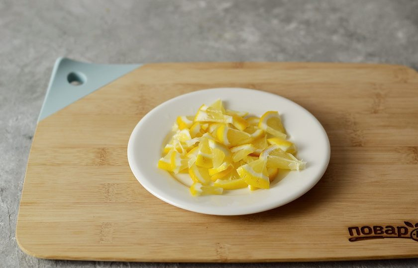 1. Этап. Варенье из кабачков как ананасовое: Лимон хорошенько помойте, затем вместе с кожурой нарежьте на тонкие дольки. Когда варенье закипит, добавьте его в кастрюлю.