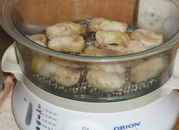 1. Этап. Пангасиус в пароварке: Решетку пароварки смазываем растительным маслом, выкладываем сверху рыбу. Готовим 15 минут. Приятного аппетита!