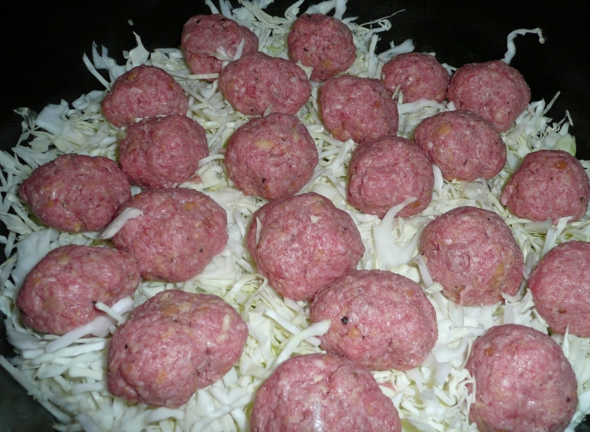 1. Этап. Ленивые голубцы в мультиварке: 1. В чашу мультиварки влейте масло. Капусту нашинкуйте, лук нарежьте тонкими полукольцами, морковь натрите на терке. Выложите половину нарезанных овощей в чашу мультиварки. Из фарша, яйца, сухарей, другой половины овощей, соли и перца сделайте фарш и слепите шарики. Выложите на овощи. Можно капусту в мультиварку и не выкладывать, но у меня капуста - огромная. Да и вкуснее так получается.