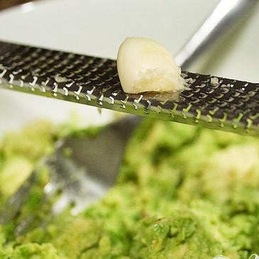 1. Этап. Гуакамоле на гриле: 3. Натереть чеснок и выжать сок лайма сверху. Перемешать все вместе.