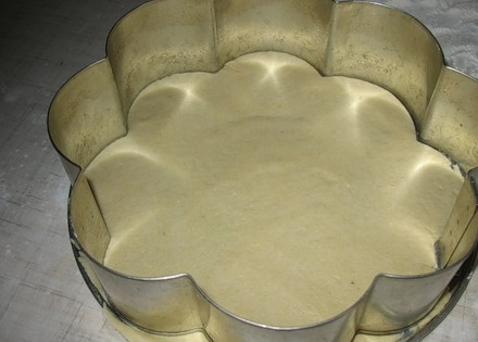 1. Этап. Торт Соты: Каждый шарик раскатайте в пласт 5 мм в толщину. Вырежьте будущие коржи нужной формы. Остатки теста уберите в сторону.