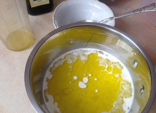 1. Этап. Итальянское мороженое с оливковым маслом: 3. Добавляем сливки и оливковое масло.