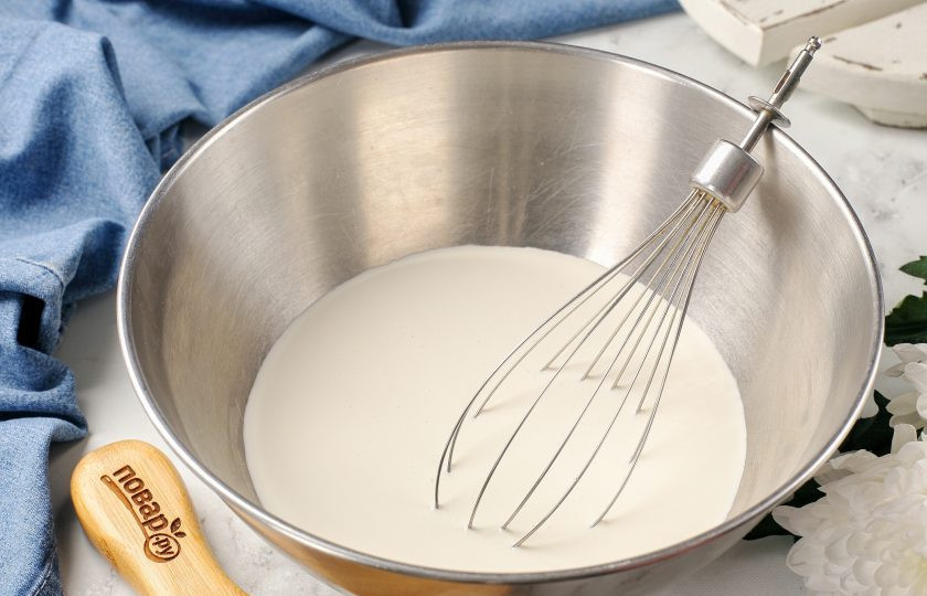 1. Этап. Крем для торта из сливок 33 процента: Налейте сливки в сухую глубокую посуду. Венчик и чашку также можно предварительно охладить в холодильнике.