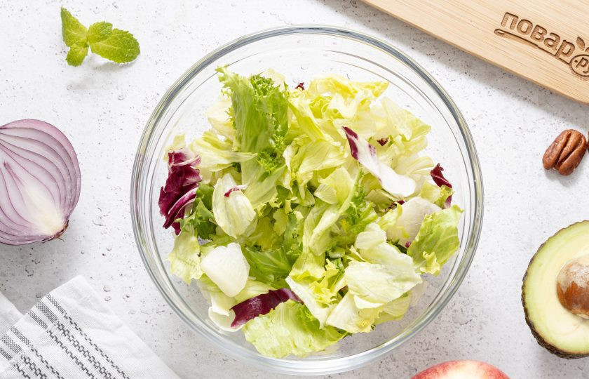 1. Этап. Салат с авокадо и яблоком: Салатный микс выложите в глубокую миску.