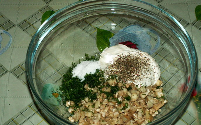 1. Этап. Грибы, запеченные под сыром: Смешиваем измельченные грибы со сметаной и мелко нарезанным укропом, добавляем перец и соль по вкусу.