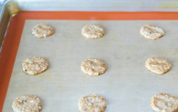 1. Этап. Флорентийское кружевное печенье: Теперь выложите его столовой ложкой по порциям на противень. Придавите изделия, чтобы они стали плоскими.