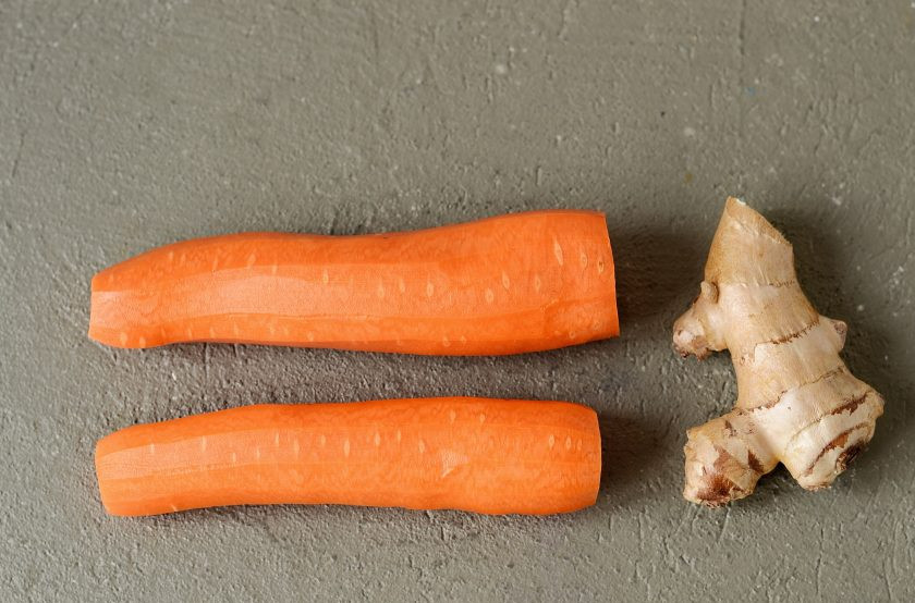 1. Этап. Морковный сок с имбирем: Подготовьте все ингредиенты.