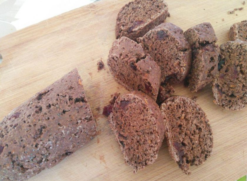 1. Этап. Шоколадные бискотти: Осторожно переложите колбаски на доску, порежьте по диагонали на кусочки толщиной 1 сантиметр.