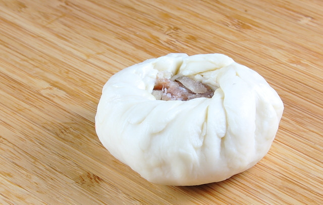 1. Этап. Перемяч: Далее мы как бы вдавливаем начинку в лепешку, а края ее скручиваем по кругу, чтобы получилась 