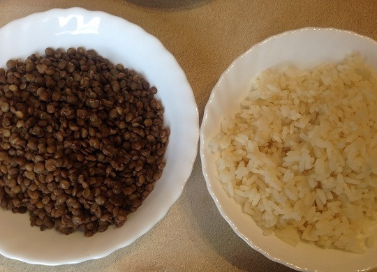 1. Этап. Турецкий салат с рисом и чечевицей: 1. Первым делом отварим рис и чечевицу до готовности в подсоленной воде. Остужаем.