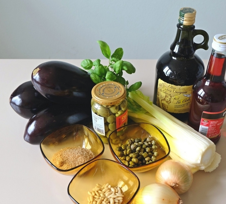 1. Этап. Овощи по-сицилийски с каперсами: 1. Представляю вашему вниманию теплое сицилийское блюдо из овощей, которое станет основным для обеда всей семьей. Овощи по-сицилийски с каперсами подаются в горячем виде и во время приготовления этого блюда есть один маленький секрет, о котором я расскажу дальше.